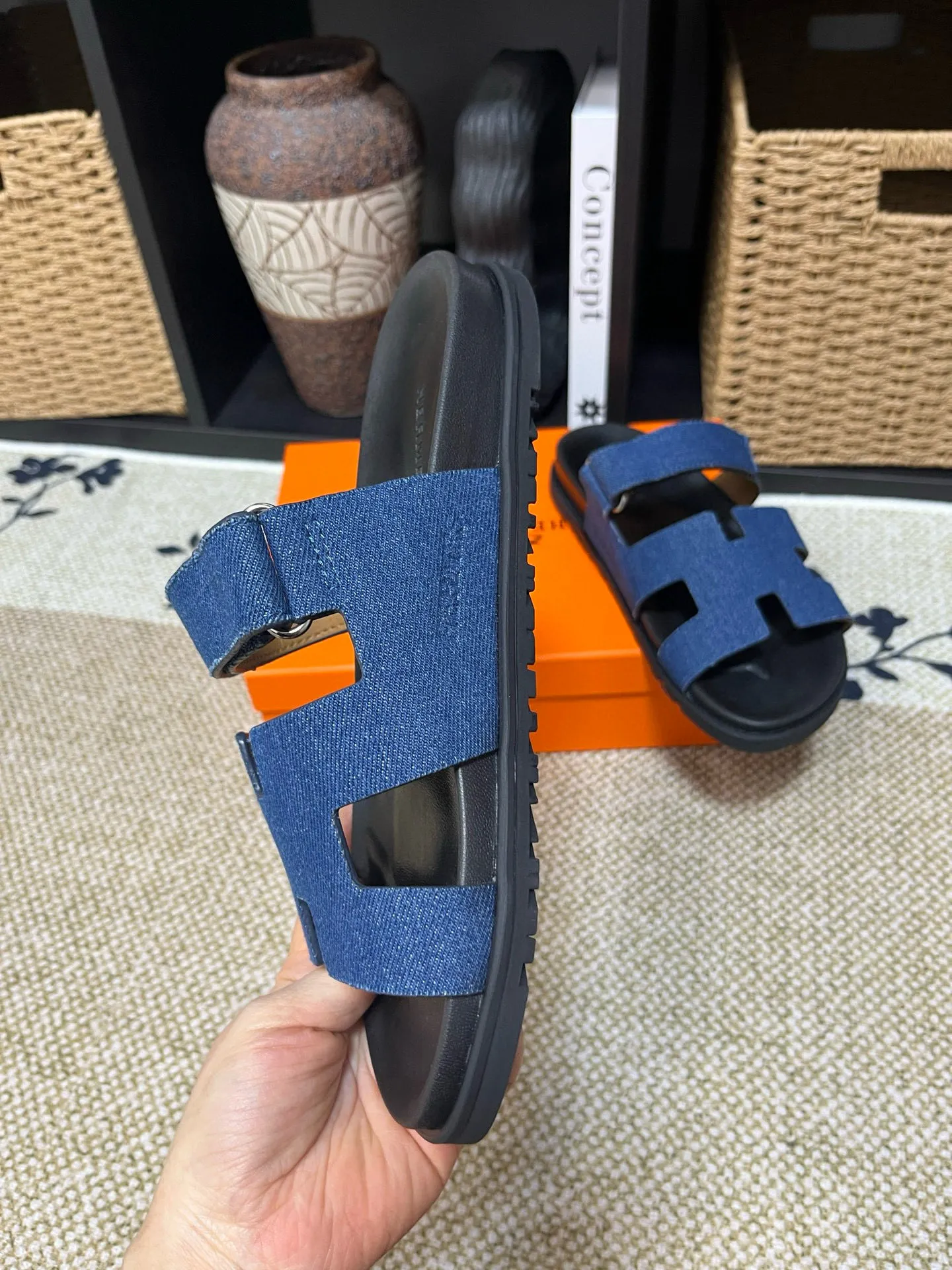 P300 Long-term stock Hermes men’s Kazimir slippers for couples - top quality woven calfskin functional sandals with intertwined uppers inspired by the “H” iconic pattern to create a casual look, perfect for summer. Imported cowhide + cowhide lining + TUP outsole Size: 35-46